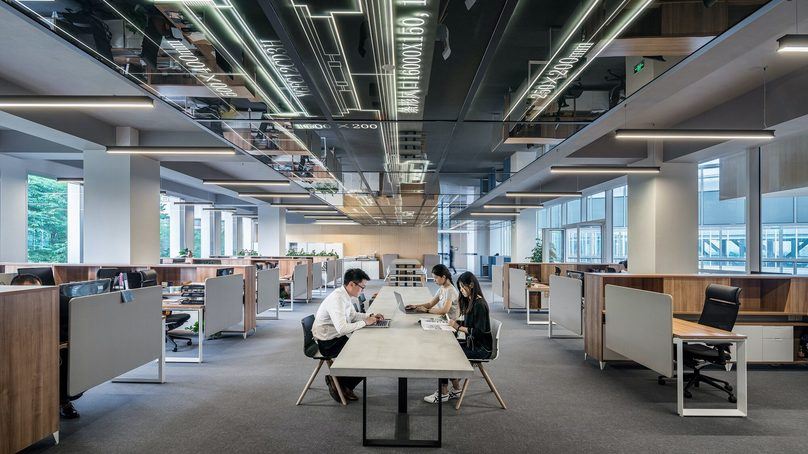 Auf die Plätze, fertig, los – wie der Sitzplatz im Großraumbüro Zufriedenheit, Teamwork und Produktivität stärkt