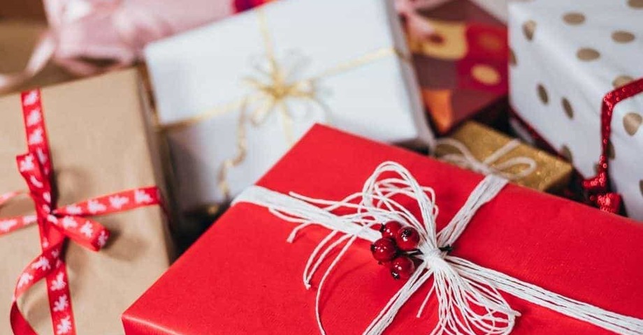 Weihnachtsgeschenke für die Mitarbeiter*innen mit Bedacht auswählen