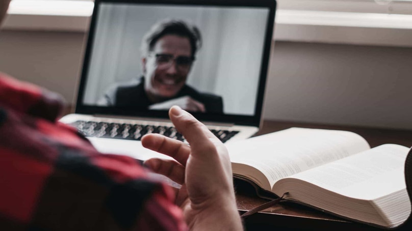 „Bis morgen via Zoom“: 5 Tipps, um den digitalen Teamgeist zu fördern „Bis morgen via Zoom“: 5 Tipps, um den digitalen Teamgeist zu fördern