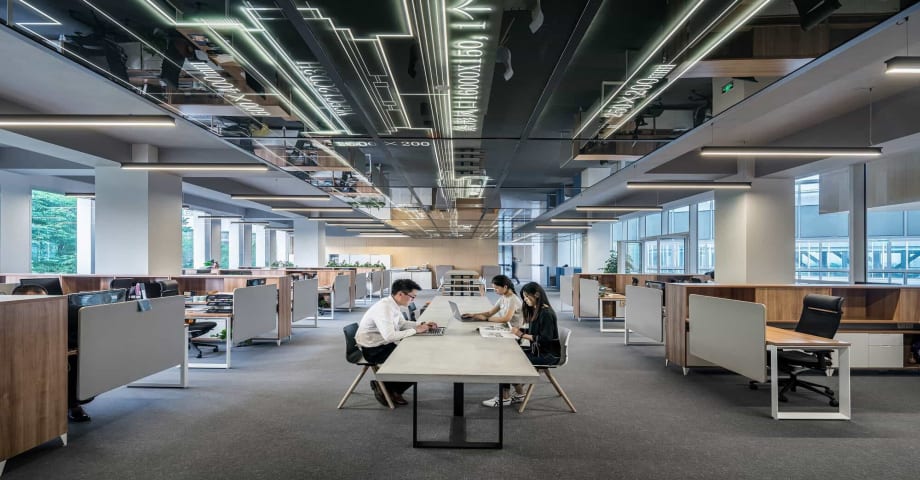 Auf die Plätze, fertig, los – wie der Sitzplatz im Großraumbüro Zufriedenheit, Teamwork und Produktivität stärkt