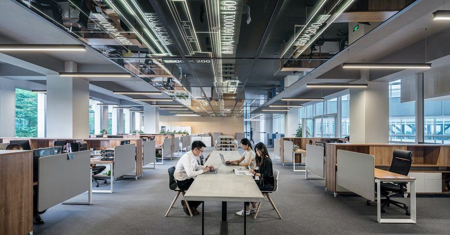 Auf die Plätze, fertig, los – wie der Sitzplatz im Großraumbüro Zufriedenheit, Teamwork und Produktivität stärkt