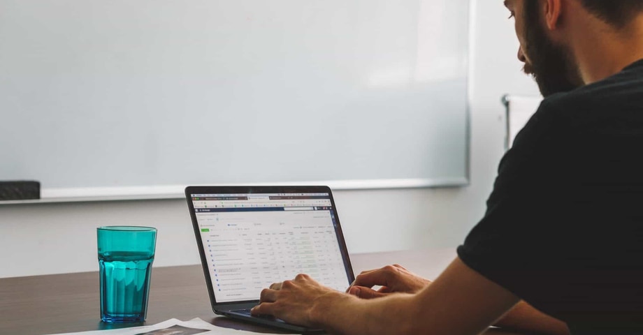 Wirkungsvoll werben: Google vs. Facebook Ads