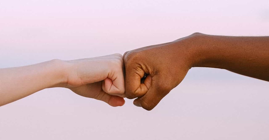 Auf Vertrauen bauen: 7 Maßnahmen, mit denen Sie das Vertrauen Ihrer Kund:innen stärken